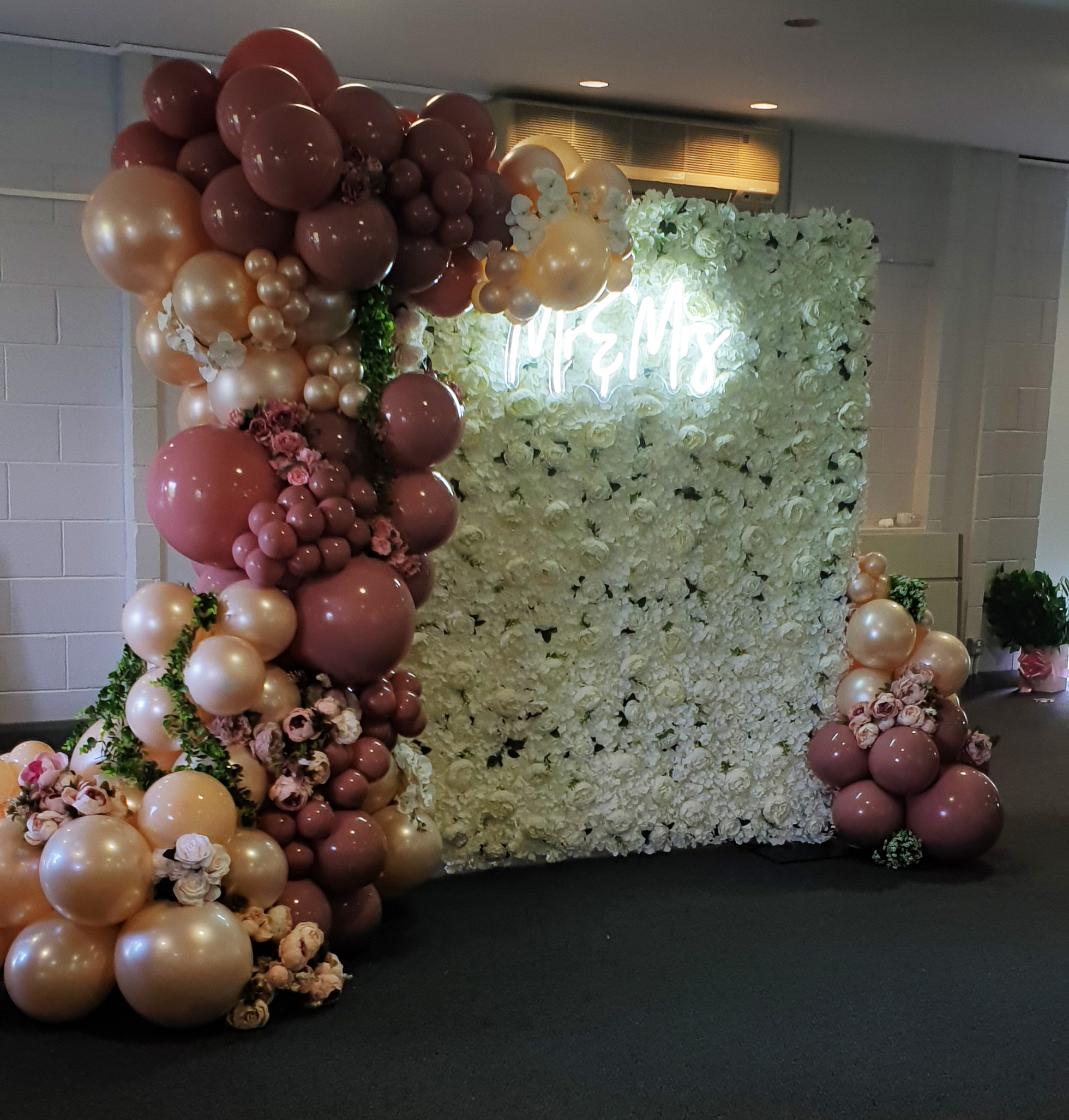 Balloon wedding arrangement